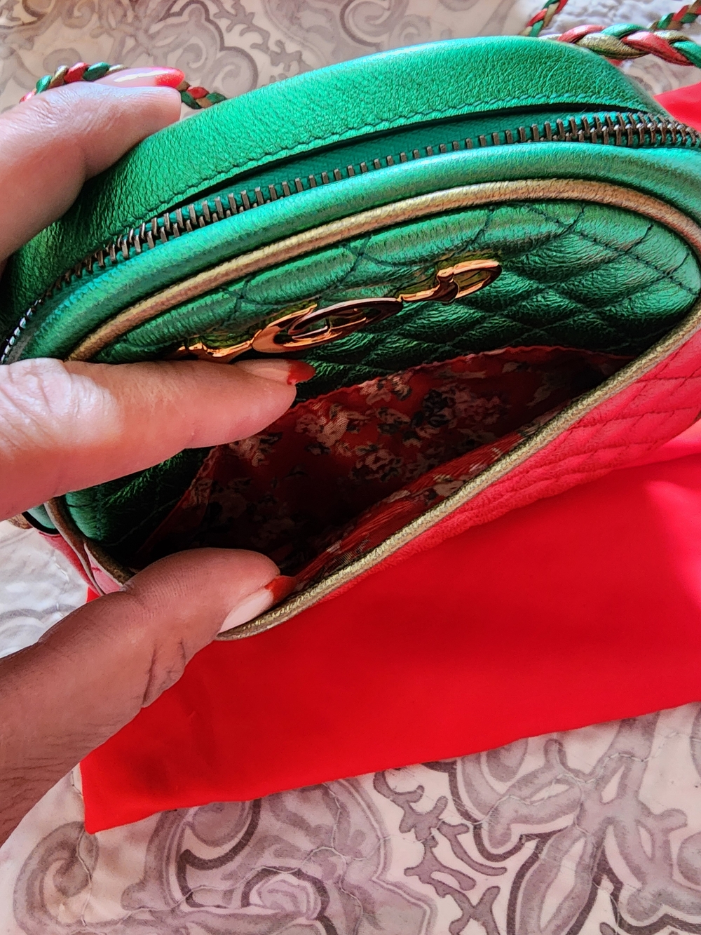 New Condition Gucci Quilted Red & Green Crossbody Bag - Picture 3 of 10